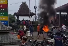 Memanas, Warga Desa Jeruk Boyolali Bakar Ban Tuntut Pencairan Dana Proyek