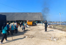 Aksi Bersih Sampah TPI Ujungbatu Jepara, demi Kenyamanan Tradisi Lomban Sepekan Usai Lebaran