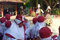 Kreatifitas SD 5 Karangbener Kudus Sambut Siswa Baru, Guru Cosplay Petruk dan Buto Ireng saat MPLS