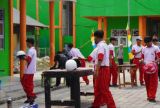Asah Keterampilan di Luar Mesin Kendaraan, Siswa SMK Peristek Pangkah Tegal Belajar Teknik 'Painting Helmet'