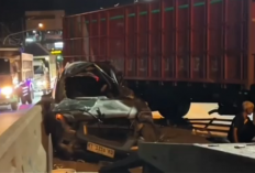 Truk Fuso Rem Blong, Hantam Honda CR-V Hingga Terseret Puluhan Meter di Depan Apac Inti Bawen