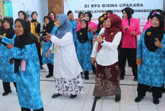 Bikin Suasana Panti Lebih Ceria, Polwan Polres Pemalang Ajak Lansia Bernyanyi dan Menari