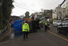 Oleng, Truk Bermuatan Batok Kelapa Alami Kecelakaan di Wonosobo