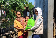 Dari Pada Kunvoi, Pelajar Di Demak Pilih Rayakan Kelulusan Bersama Korban Genangan Air Rob 