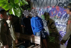 Patroli Malam Satpol PP Solo Pergoki Dua Pelajar Corat-coret Fasilitas Umum di Joglo
