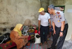 Rumah Direnovasi, Warga Lebaksiu Tegal Juga Sumringah Dapat Listrik Gratis dari Polisi