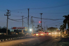 HATI-HATI! Jalan Pantura Pati Gelap Gulita Gegara Listrik Padam, Warga dan Anak Punk Turun Tangan Atur Lalu Li