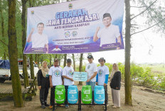 Peran Swasta Disorot, BPI Bagi 16 Tempat Sampah Terpilah di Pantai Jodo Batang
