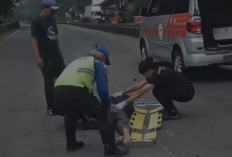 Gagal Menyalip, Pengendara Yamaha Xeon Tabrak Belakang Mini Bus di Jalan Lingkar Salatiga Hingga Terpental