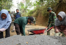 Gotong Royong, Emak-emak Turun Tangan Bantu Cor Jalan TMMD di Watuduwur 