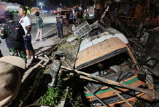 Diduga Rem Blong, Truk Tangki Minyak Goreng Tabrak 3 Motor dan Hantam Kios Tambal Ban di Turunan Bawen