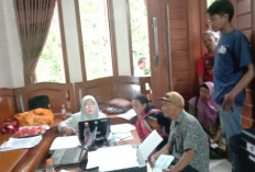 Disdukcapil Tegal Jemput Bola Layanan Adminduk  Posko Pegungsian Tanah Bergerak Padasari 