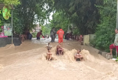 Empat Titik Tanggul Sungai Plumbon Jebol, Permukiman Mangunharjo Terendam Banjir
