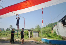 Bukan Sekadar Hiasan Agustusan, Pemuda di Pekalongan Bentangkan Kain Merah Putih 200 Meter Demi Nasionalisme