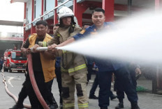 Kena Sanksi Tak Biasa, Oknum Debt Collector Dipaksa Pakai APD dan Simulasi Damkar Usai Orderan Kebakaran Palsu