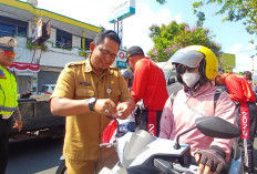 Sambut HUT ke-81 RI, Kesbangpol Purworejo Bagikan 400 Bendera Merah Putih