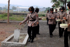 Peringatan 78 Tahun, Polwan Polres Tegal Ziarah ke Makam Pahlawan