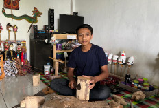 Mengukir Kayu, Menjaga Budaya: Perjalanan Anwar Melestarikan Wayang Golek Menak