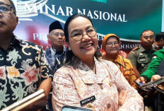 Naik Getek Sebrangi Sungai Beringin, Agustina: Akan Cari Solusi Tempat Baru untuk Bangun Jembatan Pasca Roboh