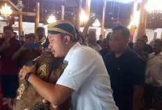 Dua Raja Keraton Solo Bertemu dan Berpelukan di Masjid Agung