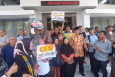 Sidang Gugatan CLS Ijazah Jokowi di PN Solo Ricuh, Ratusan Massa Padati Pengadilan