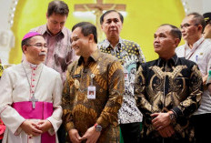 Sapa Jemaat Natal di Katedral Semarang, Gubernur Ahmad Luthfi Minta Doa Keselamatan Negeri