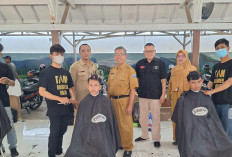 Bukan Razia, SMPN 10 Tegal Gandeng Harmonis Barbershop Fasilitasi Siswa Cukur Rambut Gratis 