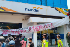 Mencekam! Hari Kedua Demo di Bank Mandiri Pati, Massa Pasang Spanduk ‘Antek Koruptor’ hingga Lempar Telur 