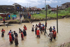 Dua Pekan Lebih Terisolasi dan Gunakan Getek Warga Tambaksari Semarang Bangun Jembatan Bambu Darurat.