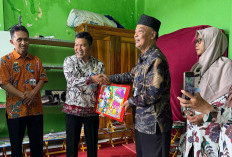 Siswa SDN 01 Padasari Tegal Terima Bantuan Meja Lipat