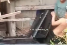 Ikuti Google Maps, Mobil Ford Salah Arah Hingga Terguling Timpa Rumah Warga di Ungaran Timur