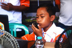Di Tengah Gempuran Medsos, Gen Alpha Ini Malah Gandrung HT Radio Amatir