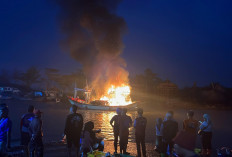Kapal Nelayan Terbakar Saat Bersandar di Batang, Kerugian Ditaksir Capai Rp100 Juta