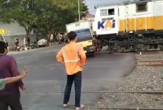 Truk Terobos Palang Perlintasan di Semarang, KA Harina Tabrak Kendaraan Mogok dan Alami Keterlambatan