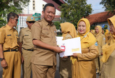 Tutup Tahun 2025, Sekda Tegal Serahkan SK Kenaikan Pangkat, Pensiun dan Perpanjangan PPPK
