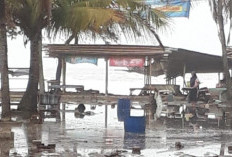 Gelombang Tinggi Terjang Pantai Suwuk Kebumen, Sekitar 60 Warung Terdampak