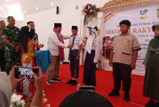 Tukang Mebel Jepara Tak Kuasa Menahan Haru, Anaknya Diterima Sekolah Rakyat Gratis