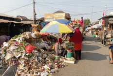 Bau Menyengat hingga Masuk Rumah, Tumpukan Sampah di Jantung Kota Rembang Hantui Warga