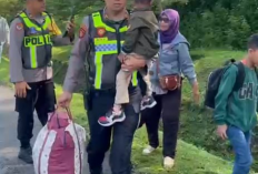 Sempat Kebingungan di Pinggir Tol, Satu Keluarga Pemudik Asal Bekasi Diangkut Mobil Patroli 