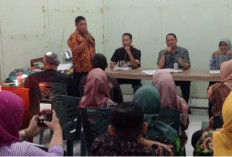 Sekretaris Lurah Pimpin Rapat Evaluasi Kinerja Mingguan sekaligus Kenalkan Anggota Perangkat Baru