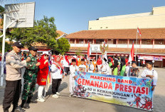 Kompak Berbusana Merah Putih, Ratusan Warga SDN Kemandungan 1 Tegal Gelar 