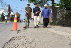 Pakai Uang Pribadi, Warga Tambal Jalan Berlubang di Mejasem Barat Tegal