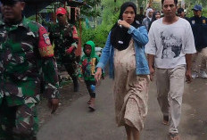 Jembatan Gantung Amblas, Ibu Hamil Warga Desa Sangkanjaya Tegal Dievakuasi