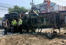 Detik-detik Truk Kontainer Terguling di Turunan Silayur Ngaliyan Semarang, Diduga Rem Blong