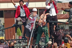 Euforia Massa di Pati Sambut Bebasnya Botok dan Teguh, Divonis 6 Bulan Penjara Tanpa Wajib Dikurung