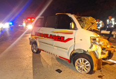 Ambulans Tabrak Truk di Tol Batang, Roda Cadangan Hantam Mobil, Satu Tewas