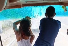 Bus Rombongan Masa Pati Dilempar Batu di Tol Japek Saat Menuju DPR RI