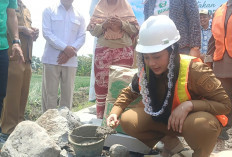 Tangis Haru Rasti di Pelukan Bupati Paramitha, saat Dibangunkan Rumah Bantuan  