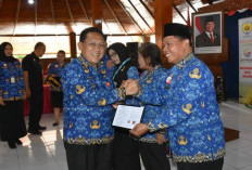 Pemkab Grobogan Serahkan SK Pensiun kepada 74 PNS, Ini Pesan Wabup Sugeng