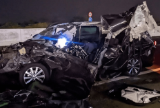 Avanza Tabrak Truk di Tol Pemalang, Satu Penumpang Tewas 
